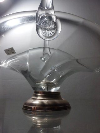 Cesto de cristal con base metálica