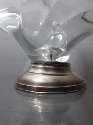 Cesto de cristal con base metálica
