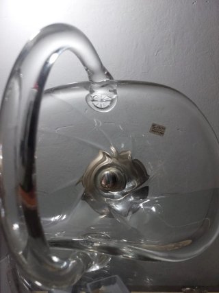 Cesto de cristal con base metálica