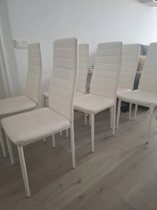 Sillas poli piel blancas (5unidades) y una dañado