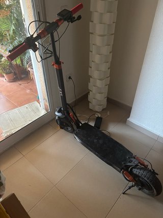 Patinete Eléctrico Negro y Naranja