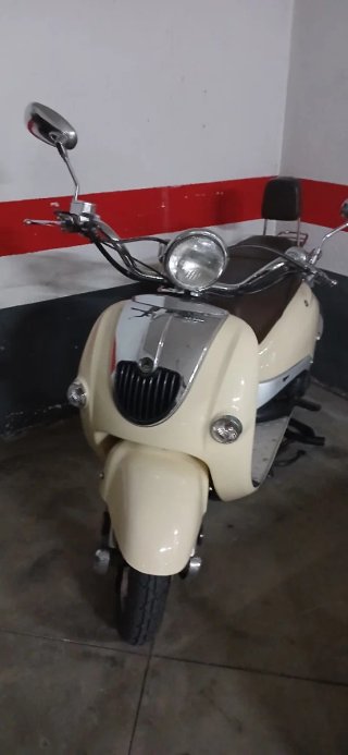 Sumco Luna 125 Scooter beige