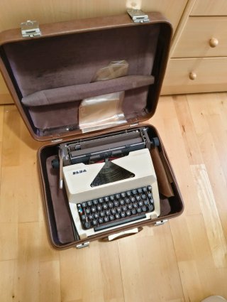 Máquina de escribir Elsa 525 TE con maletín