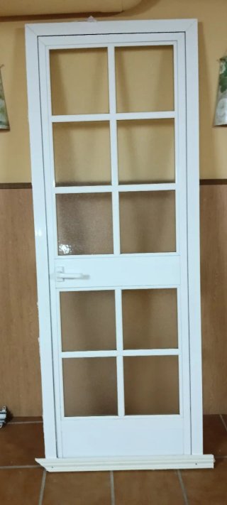Puerta aluminio con cristal  2,10x0,75 aprox.