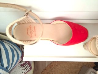 Sandalias cuña La Vida Rosa rojas y beige