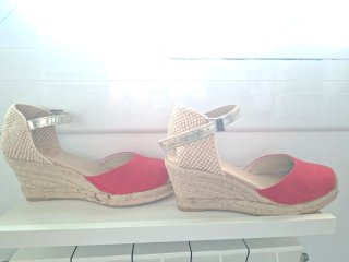 Sandalias cuña La Vida Rosa rojas y beige
