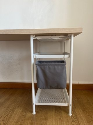 Escritorio madera y metal con cesto