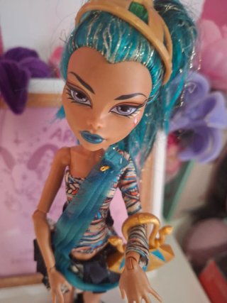 Muñeca MonsterHigh Nefera deNile (NO inlcuye peana