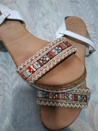 Sandalias mujer multicolor y blancas