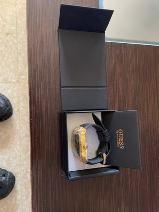 Reloj Guess Dorado con Cristales.