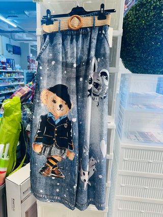 Pantaloni jeans con stampa orso e stelle