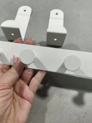 Perchero de pared metálico blanco