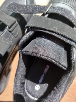 Zapatillas deportivas negras con velcro