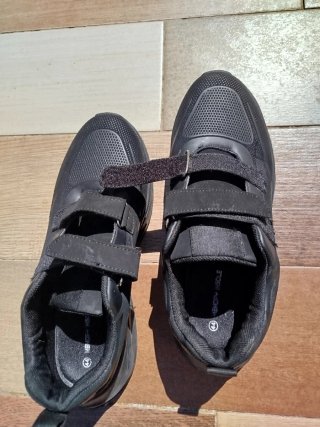 Zapatillas deportivas negras con velcro