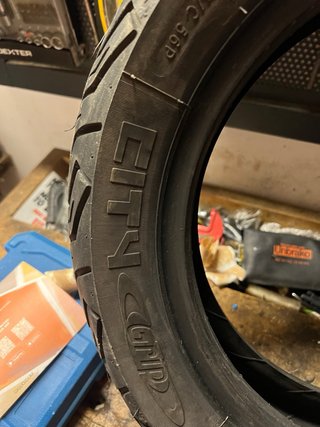 Neumático Michelin 130/70-12