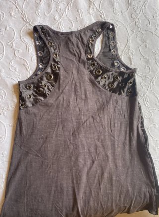 Camiseta satinada con ojales