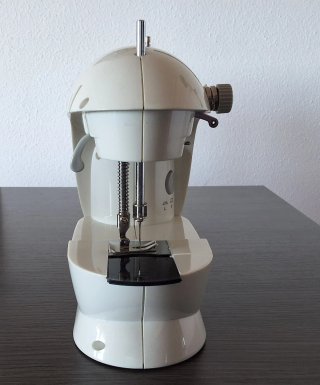 Máquina de coser Genius con accesorios