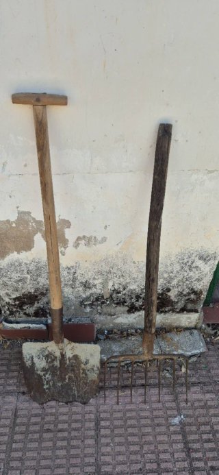 Pala, horca y azada de jardín