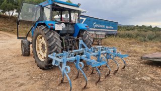 Cultivador agrícola azul
