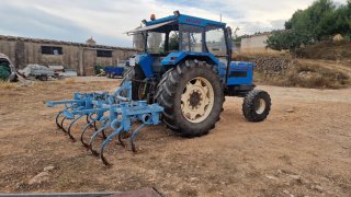 Cultivador agrícola azul