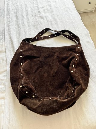 Bolso de ante marrón con tachuelas