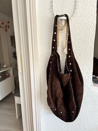 Bolso de ante marrón con tachuelas