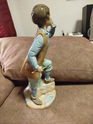 Figura de porcelana niño anunciador