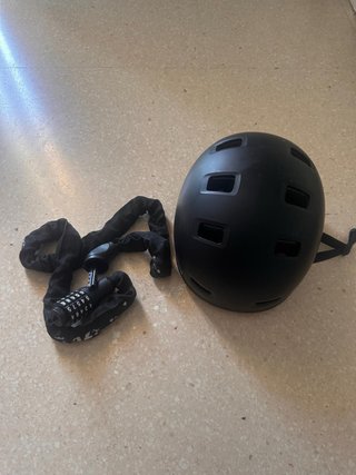 Casco y candado cadena patinete