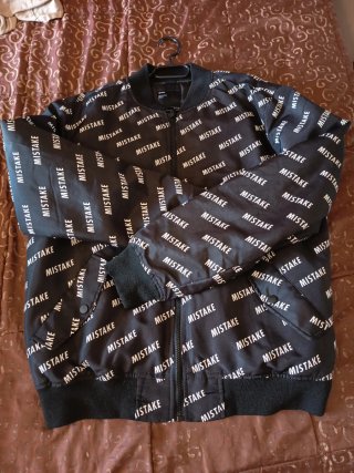 Chaqueta Bershka Estampado MISTAKE