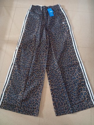 Pantalón deportivo Adidas estampado leopardo