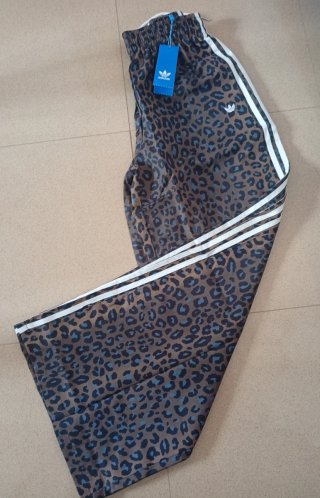 Pantalón deportivo Adidas estampado leopardo