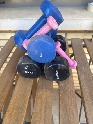 Pesas:  2x 0.5 kg  2x 4 kg 2x 5kg
