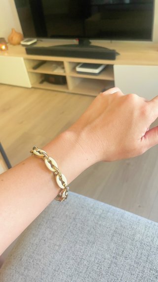 Pulsera Guess dorada y eslabones blancos