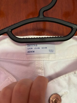 Pantalón vaquero blanco roto BERSHKA