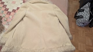 Abrigo elegante beige y blanco