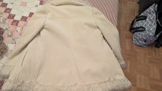 Abrigo elegante beige y blanco