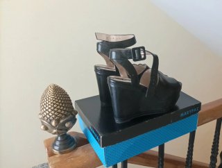 Sandalias negras dé tacón con plataforma