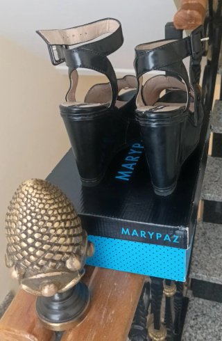 Sandalias negras dé tacón con plataforma