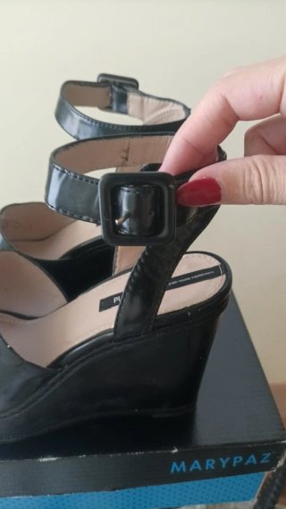Sandalias negras dé tacón con plataforma
