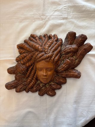 Figura decorativa mujer con plumas