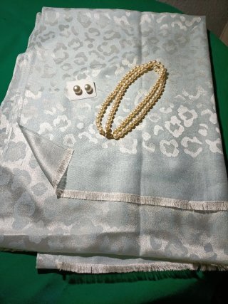 Pareo con collar y pendientes perla