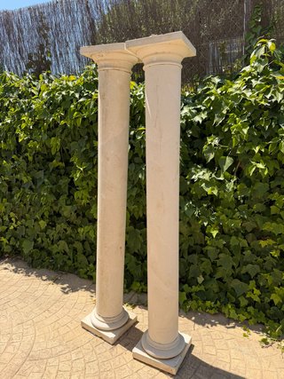 Pareja de columnas de piedra blanca