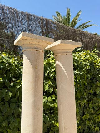 Pareja de columnas de piedra blanca