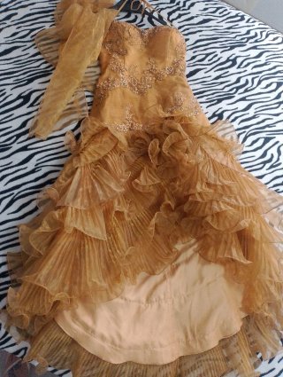 Vestido de fiesta dorado con volantes de buttique