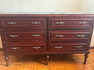 Cómoda de madera con tapa de mármol