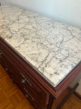 Cómoda de madera con tapa de mármol