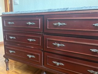 Cómoda de madera con tapa de mármol