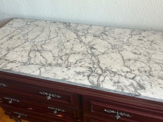 Cómoda de madera con tapa de mármol