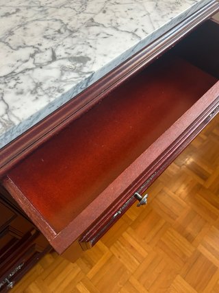 Cómoda de madera con tapa de mármol