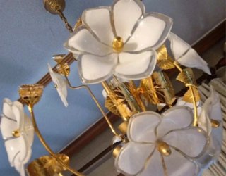 Candeeiro de teto flores brancas vidro artesanal
